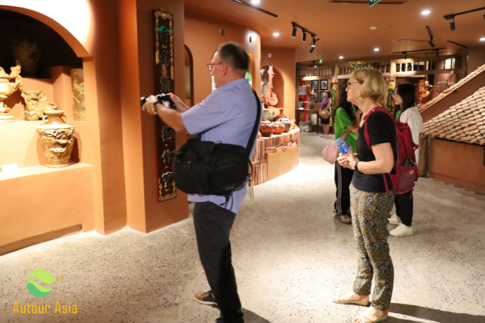 The ceramic display space on the 2nd floor always attracts the attention of tourists